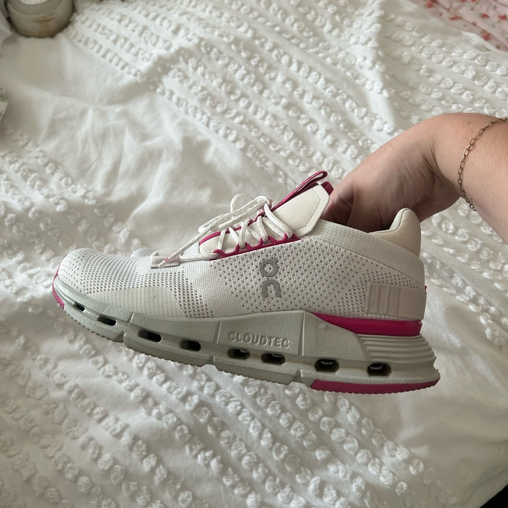 On cloudnova women’s size 7 tennis shoe